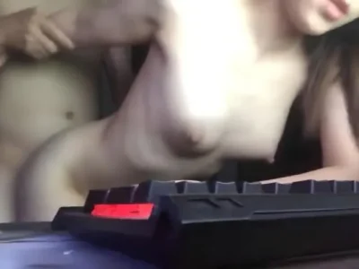 Xem video: Đang ngồi làm thì em cởi đồ làm luôn nháy tại bàn