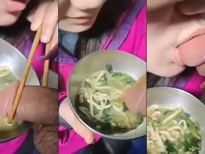 Xem video: Độc lạ em gái ăn mì còn lấy chim anh chấm vô nước mút